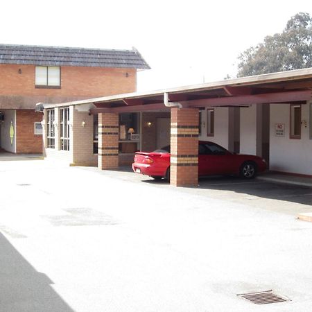 Canberra Lyneham Motor Inn Ngoại thất bức ảnh