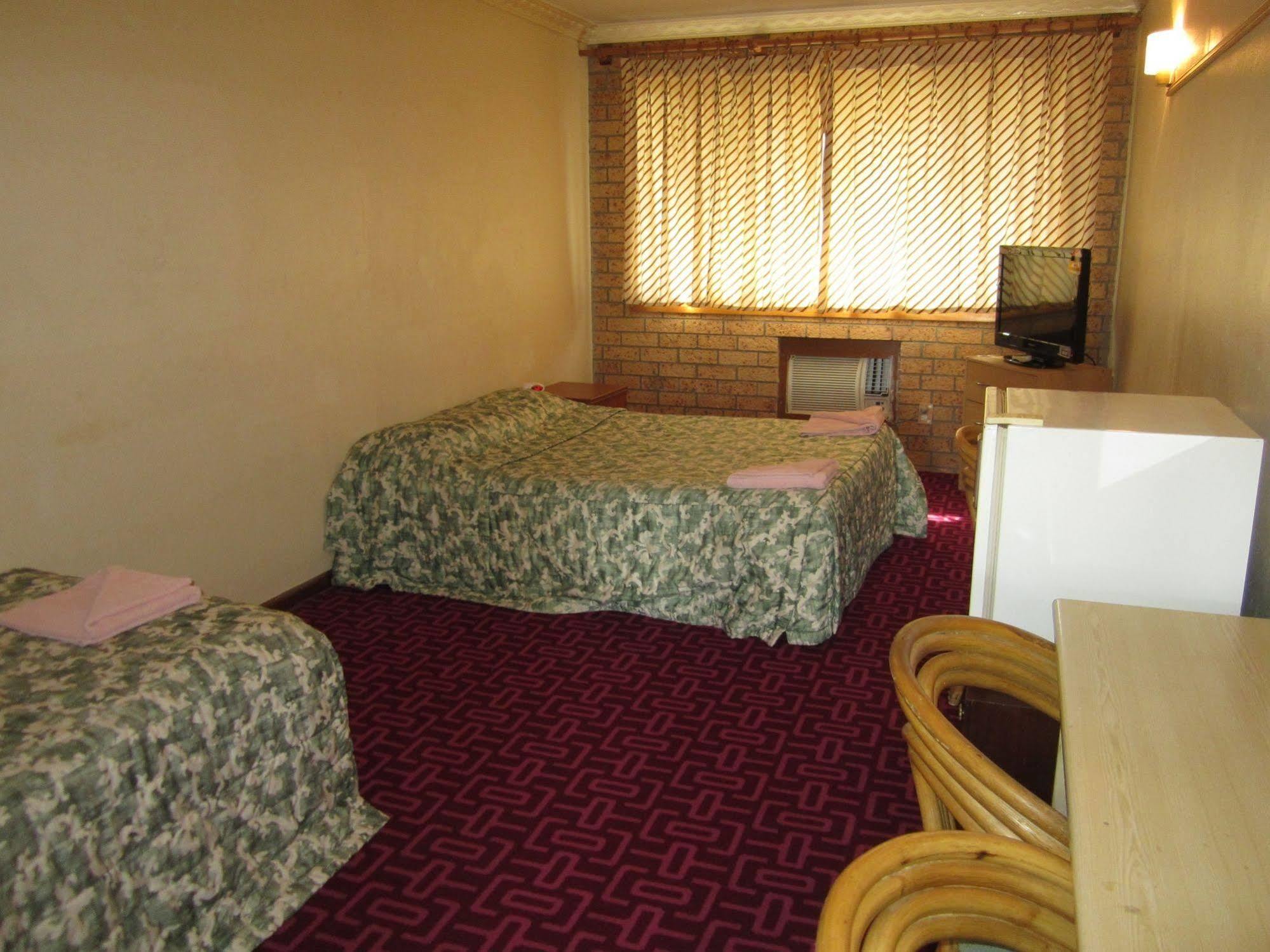 Canberra Lyneham Motor Inn Ngoại thất bức ảnh