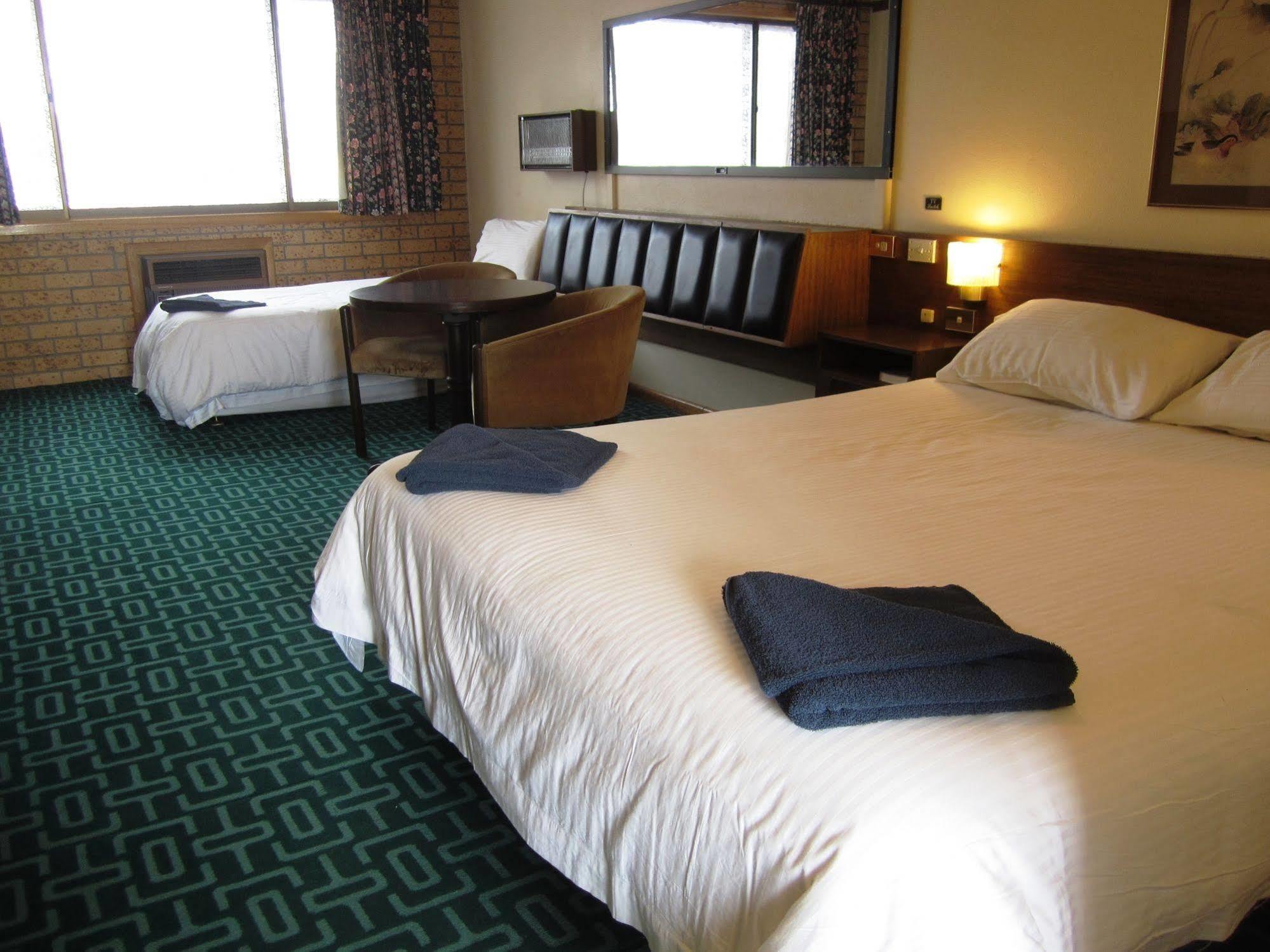 Canberra Lyneham Motor Inn Ngoại thất bức ảnh