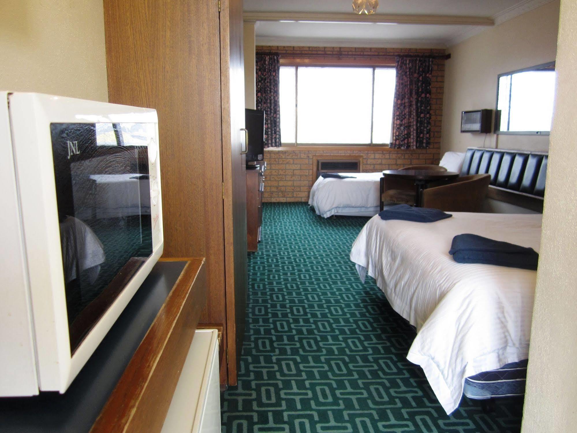 Canberra Lyneham Motor Inn Ngoại thất bức ảnh
