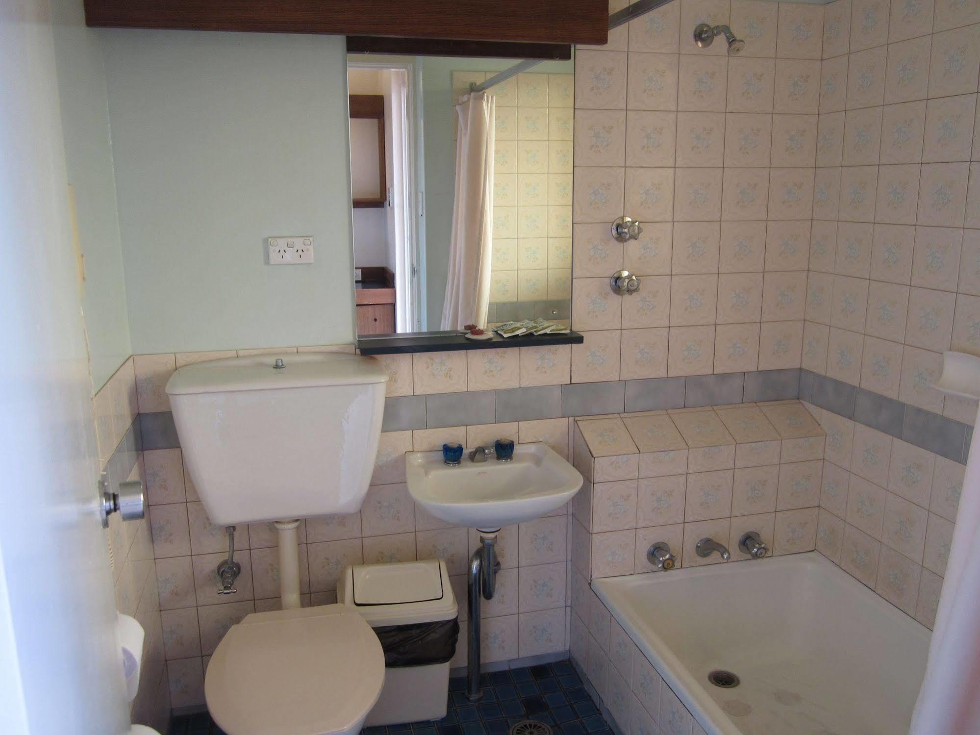 Canberra Lyneham Motor Inn Ngoại thất bức ảnh