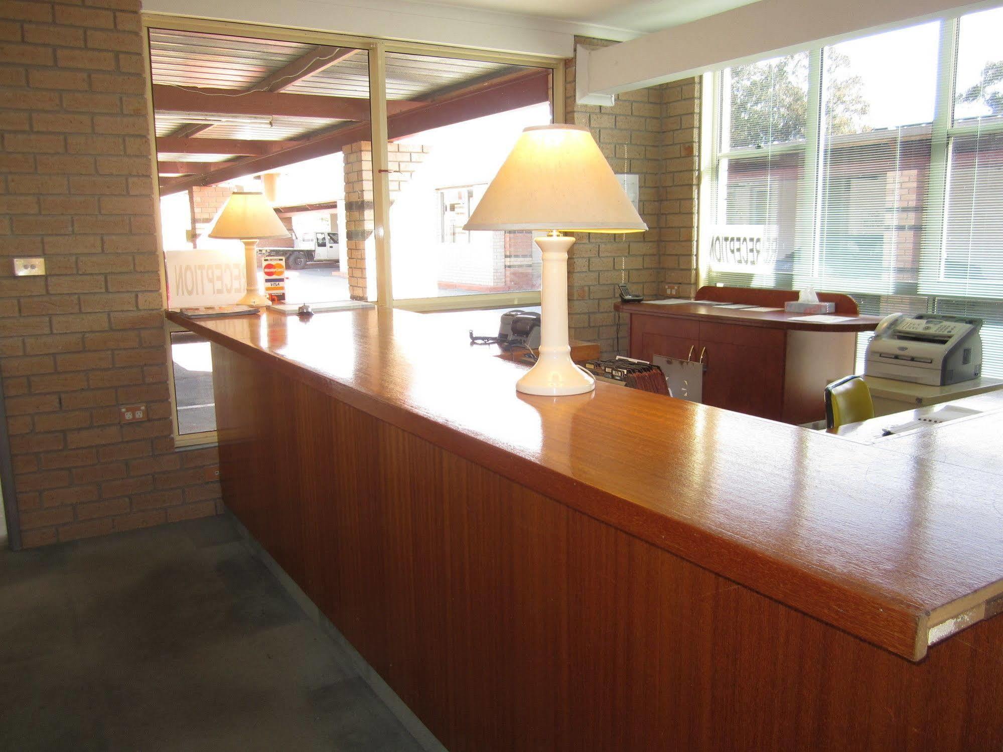Canberra Lyneham Motor Inn Ngoại thất bức ảnh