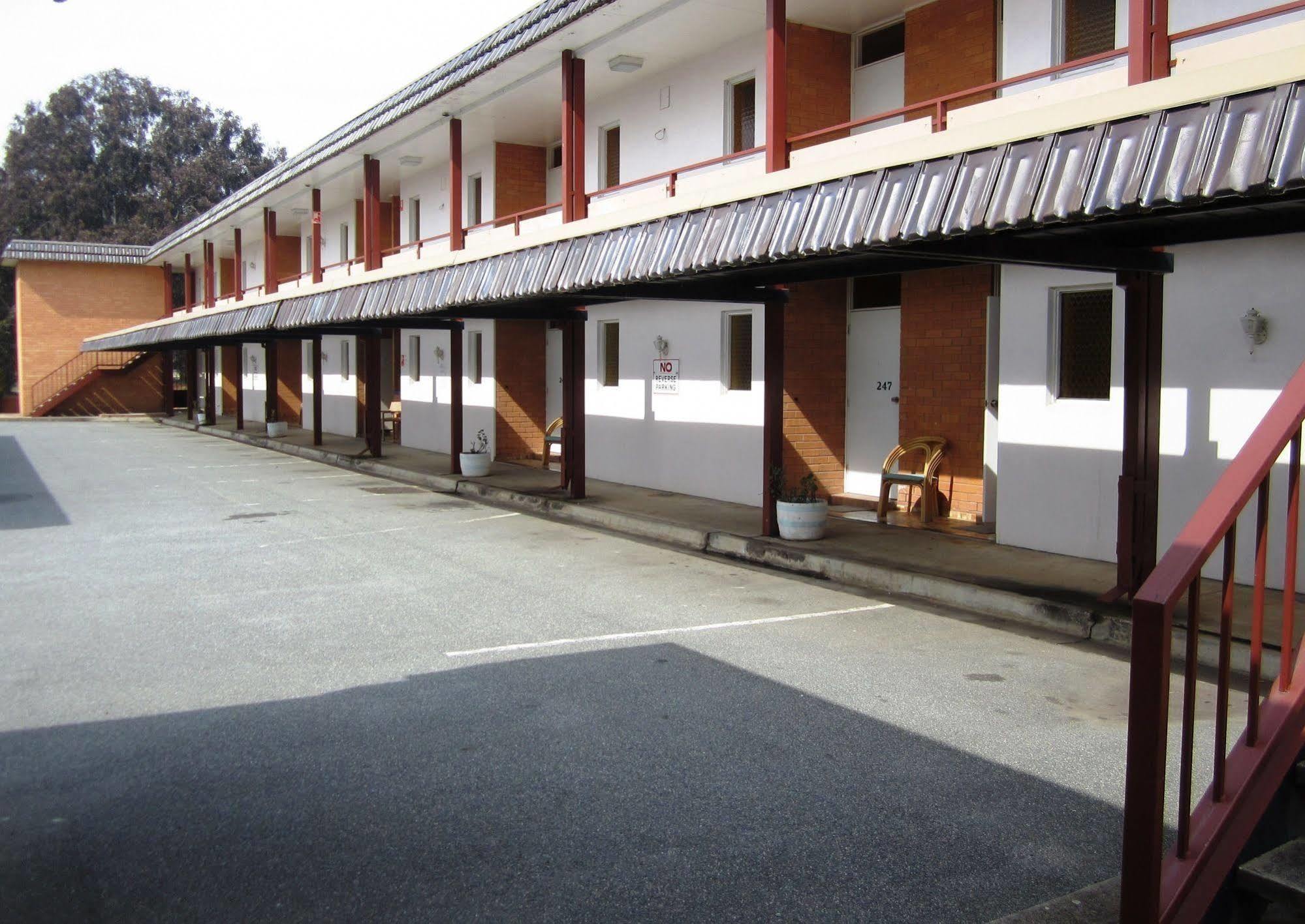 Canberra Lyneham Motor Inn Ngoại thất bức ảnh